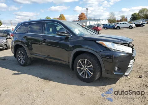 2018 Toyota Highlander Se z USA, uszkodzony, nr VIN 5TDJZRFH8JS832549